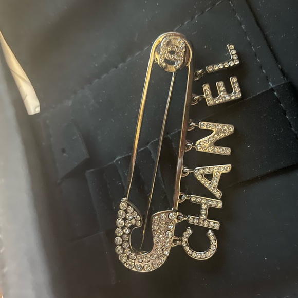 CHANEL Safety Pin Brooch - Made in Italy -never worn - Picture 2 of 6